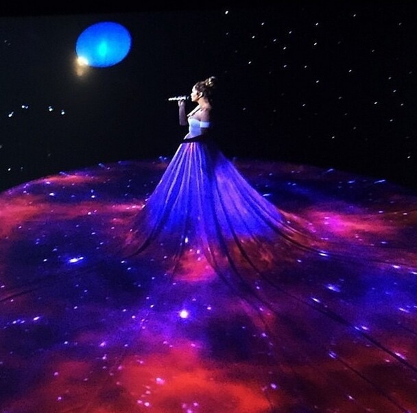 Jennifer Lopez wearing Walter Collection at the American Idol XIV