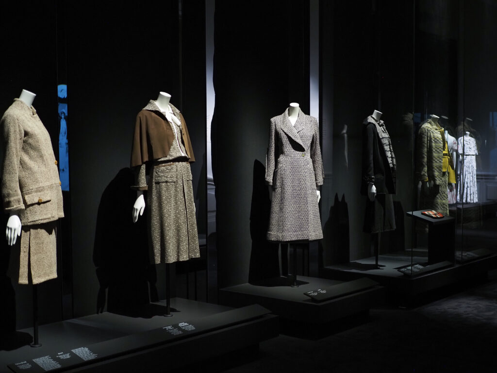 Gabrielle Chanel. Fashion Manifesto - Exhibiting Fashion